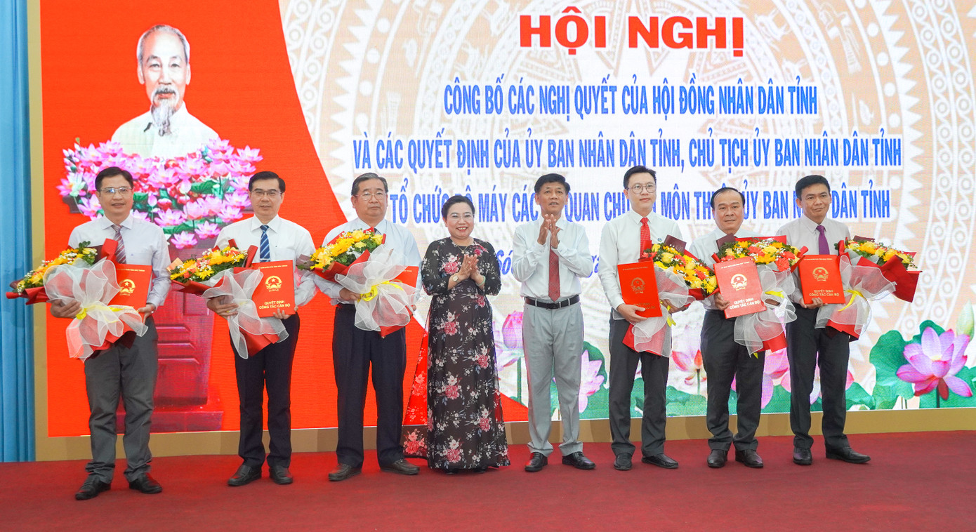 Lãnh đạo Tỉnh uỷ Sóc Trăng trao các quyết định thành lập các Sở mới thuộc UBND tỉnh Sóc Trăng.