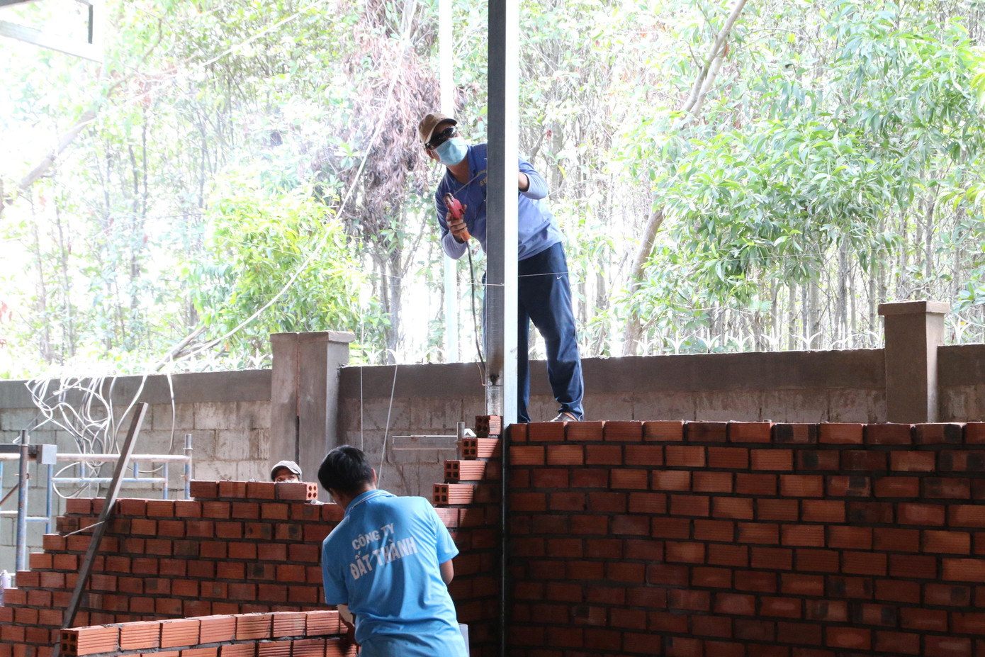 Các công nhân đang khẩn trương xây dựng bệnh viện dã chiến.- Ảnh: Nhật Huy.