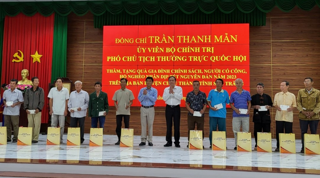 Phó Chủ tịch Thường trực Quốc hội Trần Thanh Mẫn thăm và tặng quà cho các gia đình chính sách, người có công, hộ nghèo tại Sóc Trăng. Phó Chủ tịch Thường trực Quốc hội Trần Thanh Mẫn thăm và tặng quà cho các gia đình chính sách, người có công, hộ nghèo tại Sóc Trăng.