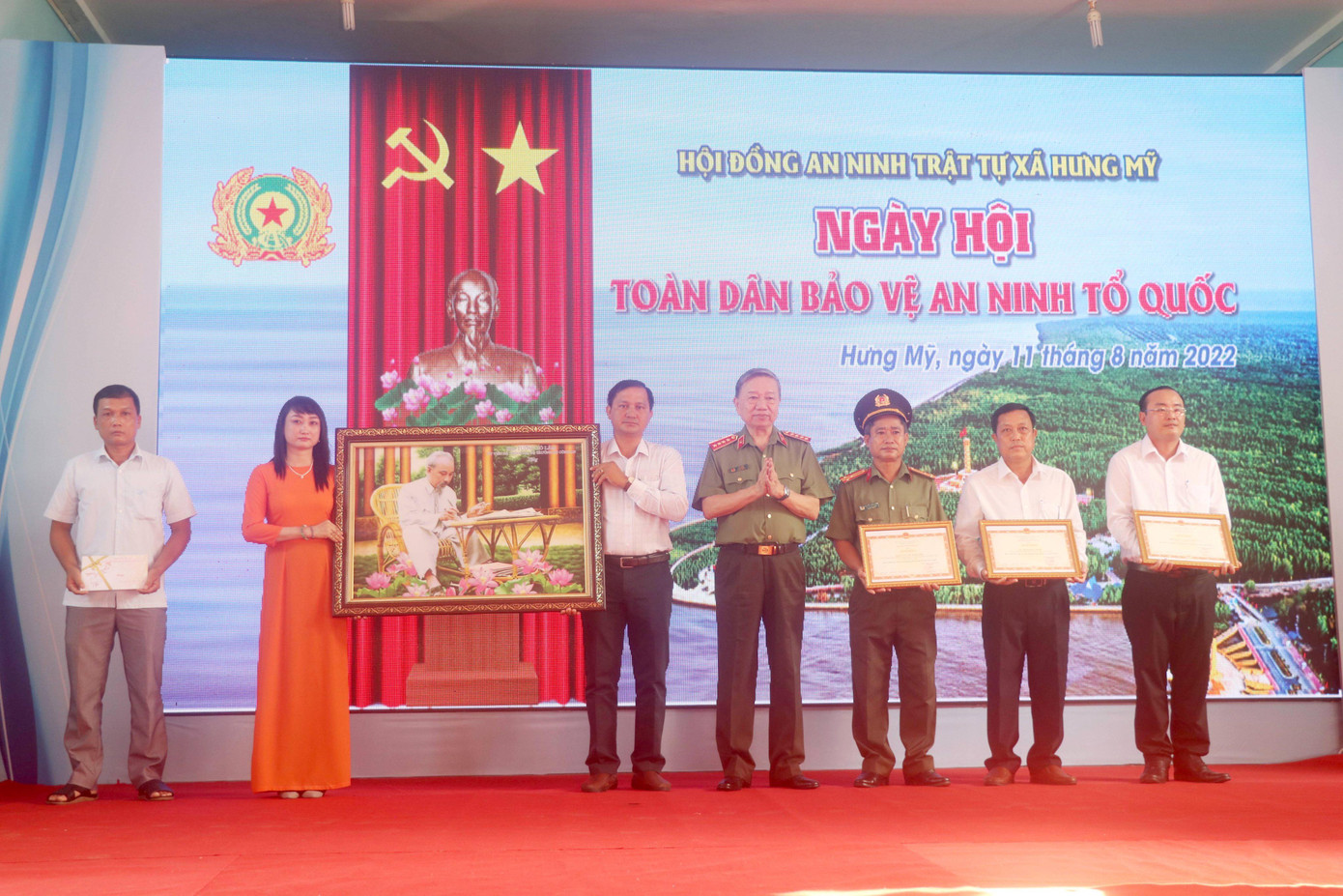 Bộ Trưởng Tô Lâm đã tặng tranh và Bằng khen Đảng bộ, chính quyền xã Hưng Mỹ (huyện Cái Nước, tỉnh Cà Mau). Bộ Trưởng Tô Lâm đã tặng tranh và Bằng khen Đảng bộ, chính quyền xã Hưng Mỹ (huyện Cái Nước, tỉnh Cà Mau).