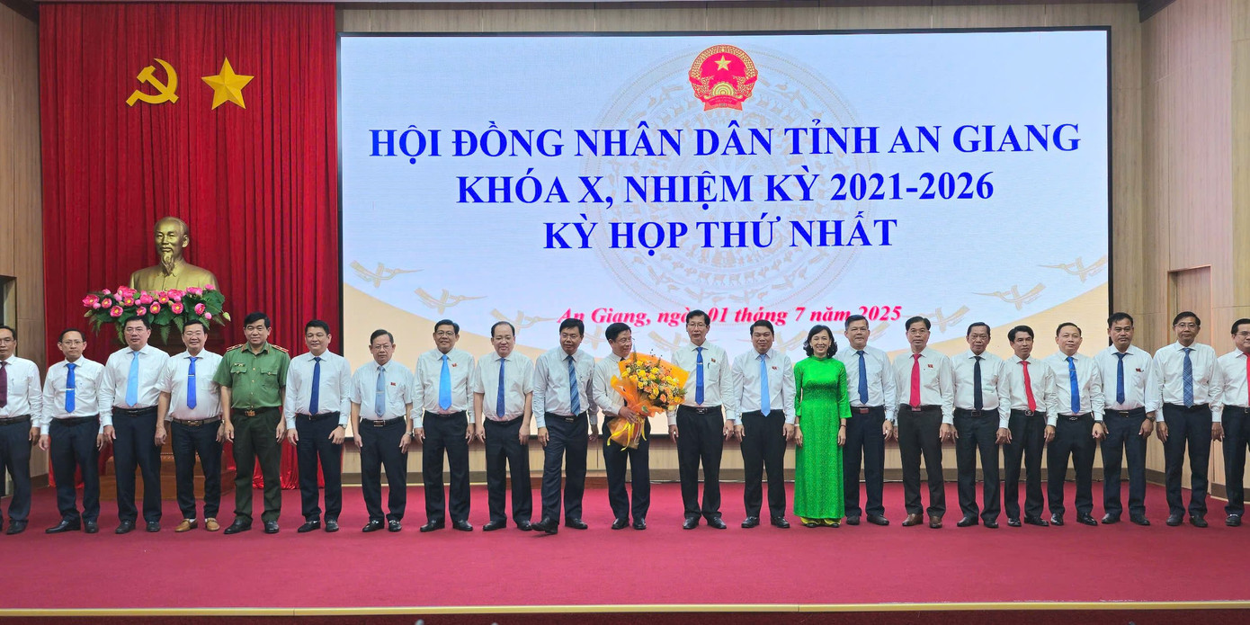 Thành viên UBND tỉnh An Giang ra mắt các đại biểu. Thành viên UBND tỉnh An Giang ra mắt các đại biểu.