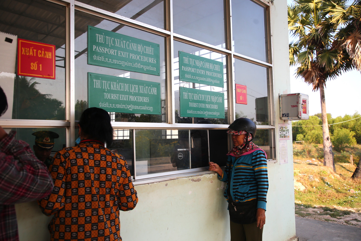 Cán bộ Trạm kiểm soát biên phòng Giang Thành làm thủ tục qua lại biên giới cho người dân.