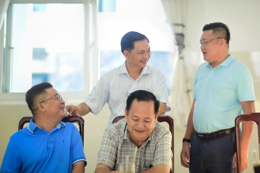 Chủ tịch UBND tỉnh Sóc Trăng (áo trắng) trò chuyện với các doanh nghiệp. Chủ tịch UBND tỉnh Sóc Trăng (áo trắng) trò chuyện với các doanh nghiệp.