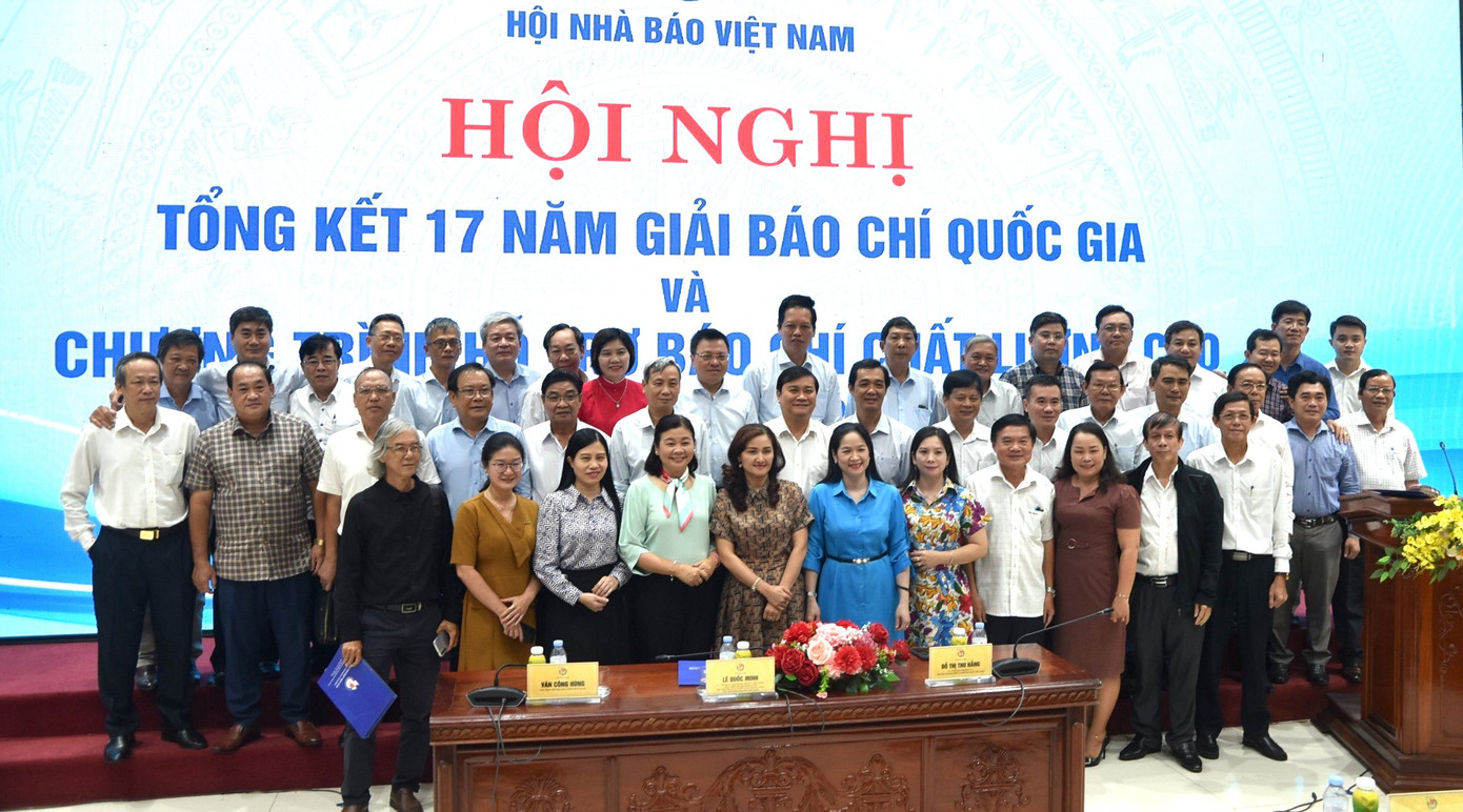 Các đại biểu chụp ảnh lưu niệm. Các đại biểu chụp ảnh lưu niệm.