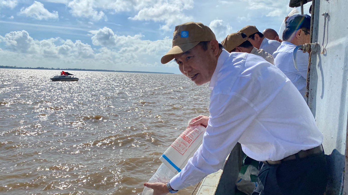 Kết thúc buổi lễ, các đại biểu thả 1,5 triệu con tôm giống và cua giống xuống khu vực cửa sông Hậu.