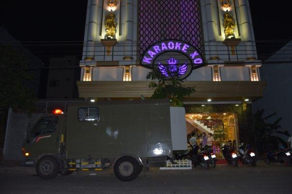 Cơ quan chức năng kiểm tra quán karaoke XO (đường Nguyễn Minh Đường, xã Đạo Thạnh, thành phố Mỹ Tho). Cơ quan chức năng kiểm tra quán karaoke XO (đường Nguyễn Minh Đường, xã Đạo Thạnh, thành phố Mỹ Tho).