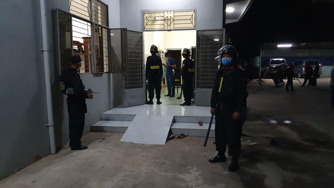 Cơ quan công an khám xét nhà Trần Công Xuân. Cơ quan công an khám xét nhà Trần Công Xuân.