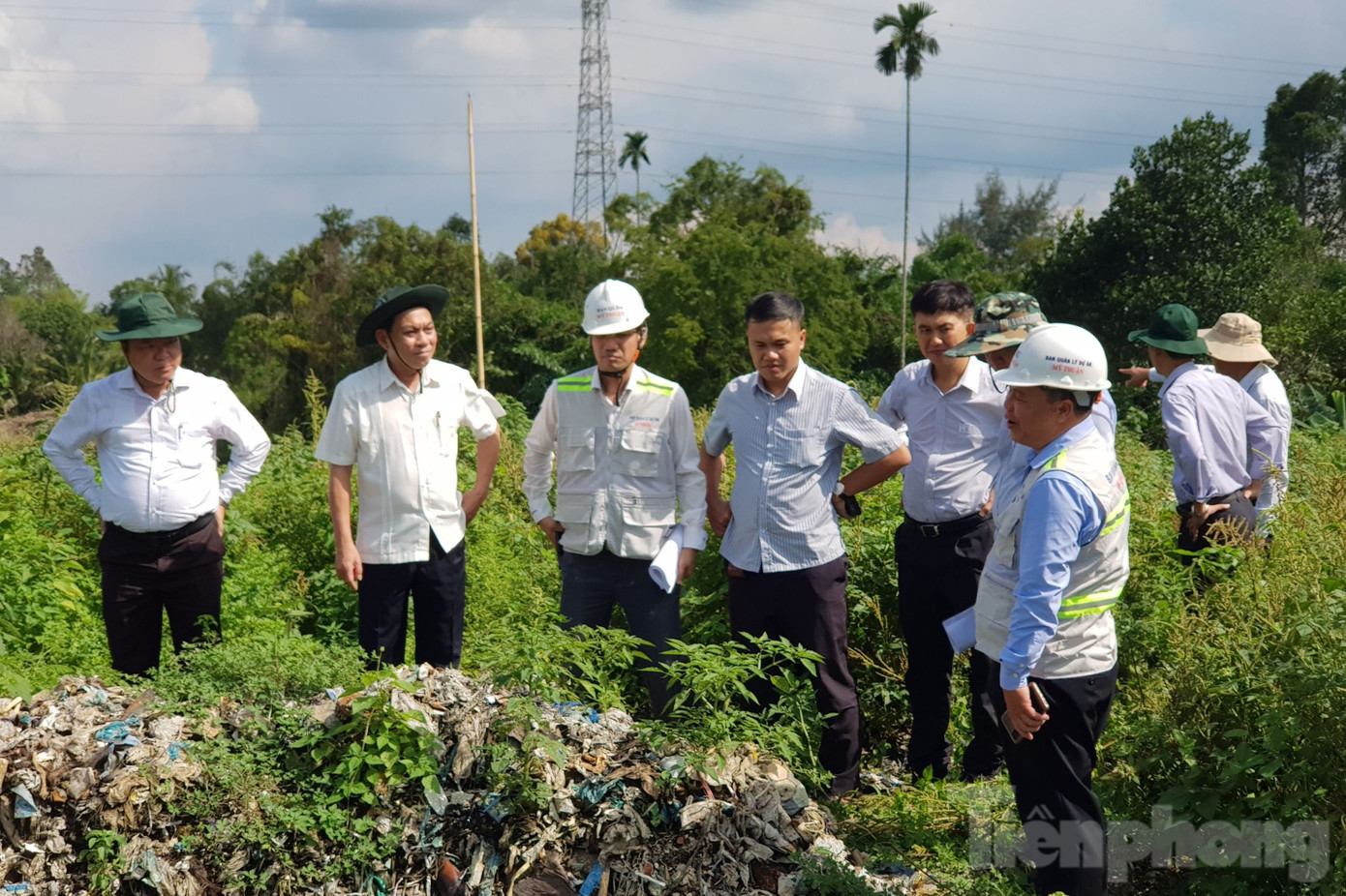Ông Nguyễn Ngọc Hè - Phó Chủ tịch UBND thành phố Cần Thơ (thứ 2 từ trái sang) cùng đoàn công tác kiểm tra thực tế tại bãi rác số 8. Ông Nguyễn Ngọc Hè - Phó Chủ tịch UBND thành phố Cần Thơ (thứ 2 từ trái sang) cùng đoàn công tác kiểm tra thực tế tại bãi rác số 8.