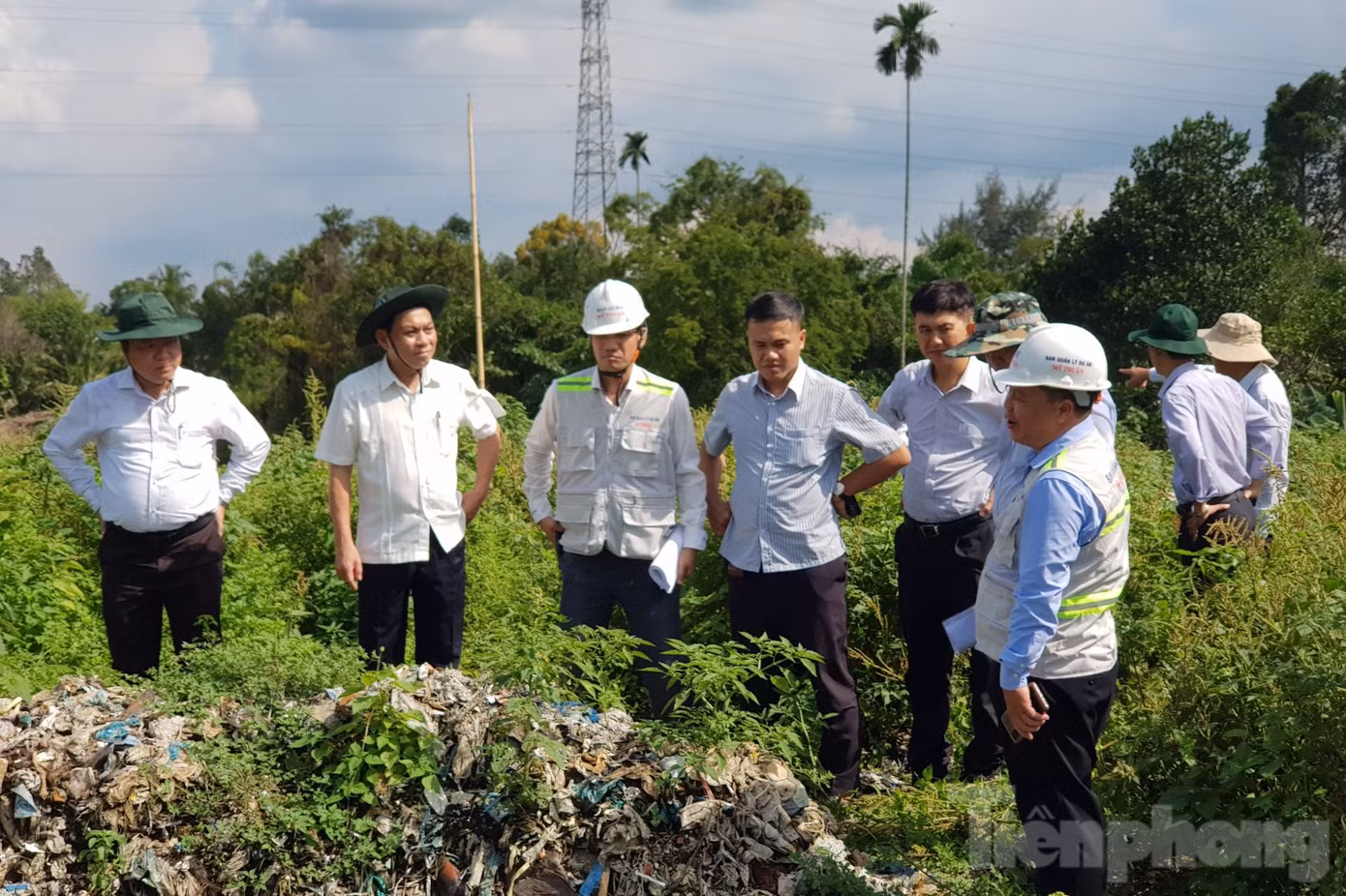 Ông Nguyễn Ngọc Hè - Phó Chủ tịch UBND thành phố Cần Thơ (thứ 2 từ trái sang) cùng đoàn công tác kiểm tra thực tế tại bãi rác số 8.