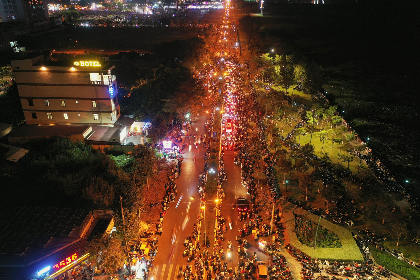 Hàng ngàn người dân đổ ra đường đón giao thừa