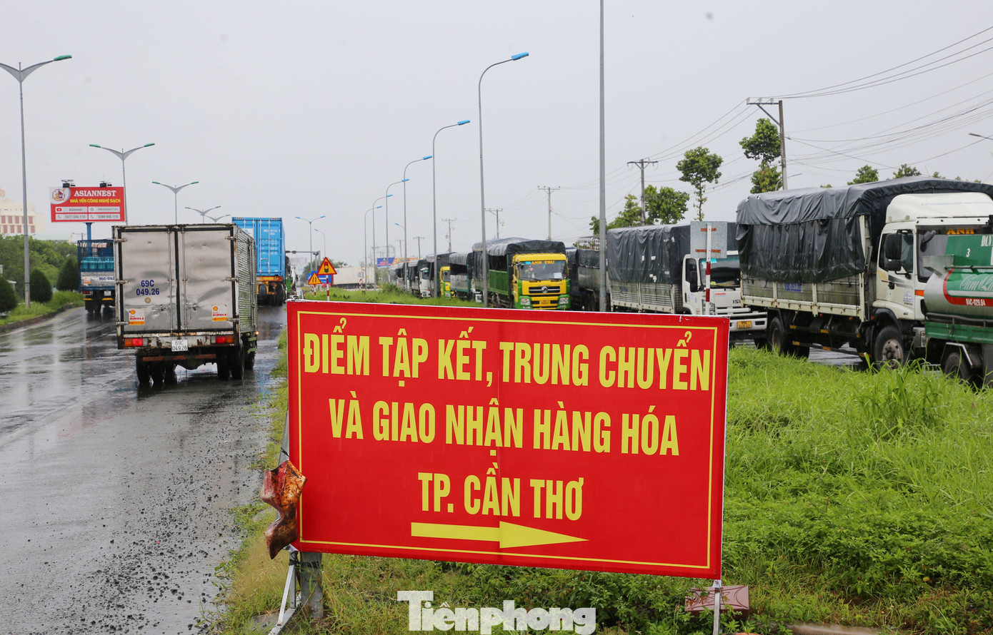 Ông Nguyễn Xuân Hiền - lái xe từ quận Cái Răng, TP Cần Thơ đi xuống tỉnh Hậu Giang để chở hàng thực phẩm thiết yếu. Khi về đến chốt kiểm soát ở quận Cái Răng được yêu cầu phải sang hàng hoặc đổi tài xế là người trong TP. Cần Thơ. Ông Hiền cho rằng, quy định mới này khiến tài xế bất ngờ và gặp khó khăn trong việc vận chuyển do không có tài xế để đổi hoặc phương tiện khác để sang hàng.