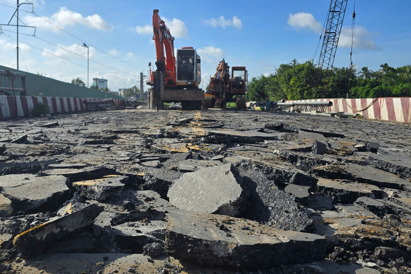 Để đảm bảo giao thông trong quá trình thi công, từ ngày 30/6 - 31/12/2025, cầu tạm Ô Môn bằng kết cấu sắt, gồm 7 nhịp, được dựng song song với cầu cũ, có độ rộng và tĩnh không tương đương, đảm bảo lưu thông hai chiều. Ban Quản lý dự án lưu ý, các phương tiện qua khu vực thi công phải tuyệt đối tuân thủ hướng dẫn của lực lượng điều tiết và hệ thống biển báo.