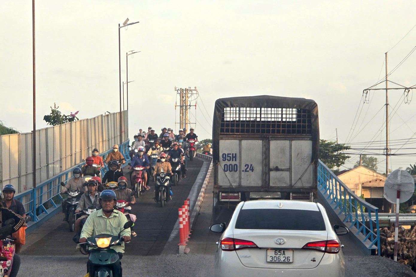 Theo ông Dũng, các phần việc ban đầu diễn ra thuận lợi, giao thông vẫn bình thường qua cầu tạm, không ùn tắc. Dưới sông, đơn vị cũng lập trạm điều tiết ghe, thuyền hai đầu công trường, bố trí phao phân luồng để ghe tàu đi đúng tuyến. “Hoàn thành toàn bộ khối lượng công việc phá dỡ, chúng tôi cần khoảng 30 ngày", ông Dũng cho biết thêm.