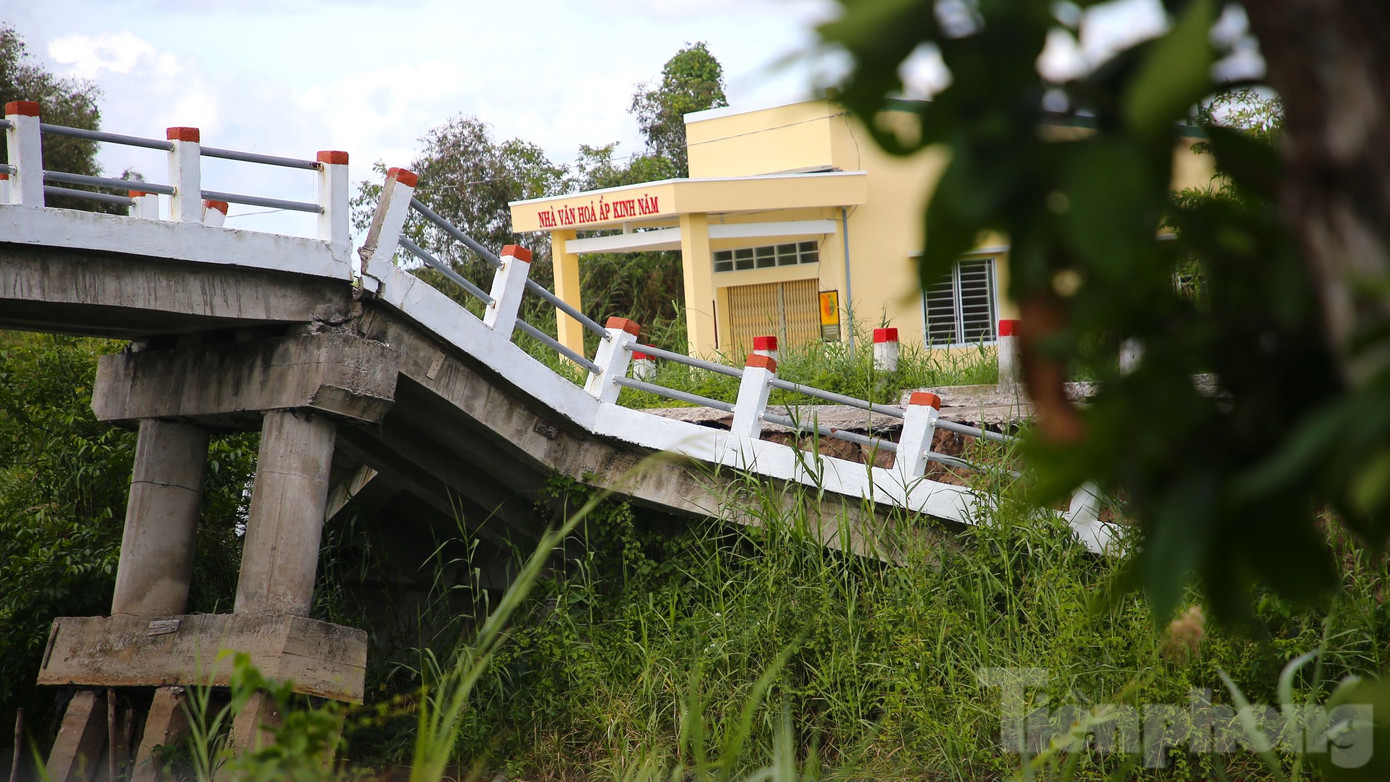 Cầu bắc qua nhà văn hoá ấp Kinh Năm, xã An Minh Bắc bị sụt lún. Ảnh: Nhật Huy
