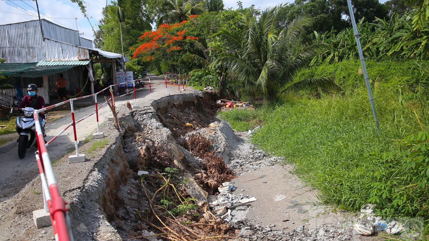 Đường tỉnh 965 (đê bao U Minh Thượng) bị sạt lở nghiêm trọng. Sở GTVT tỉnh Kiên Giang đã có văn bản cấm ô tô tới khi khắc phục xong. Ảnh: Nhật Huy
