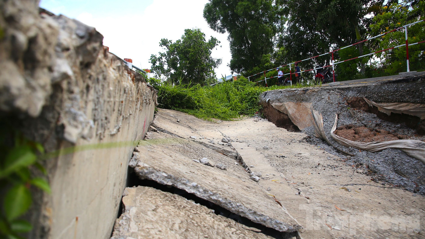 Do nắng nóng kéo dài, nhiệt độ tăng cao làm cho nước bốc hơi nhanh, cạn khô nước trên các kênh trong khu vực vùng đệm U Minh Thượng, đất co ngót dẫn tới sạt lở, sụt lún. Ảnh: Nhật Huy