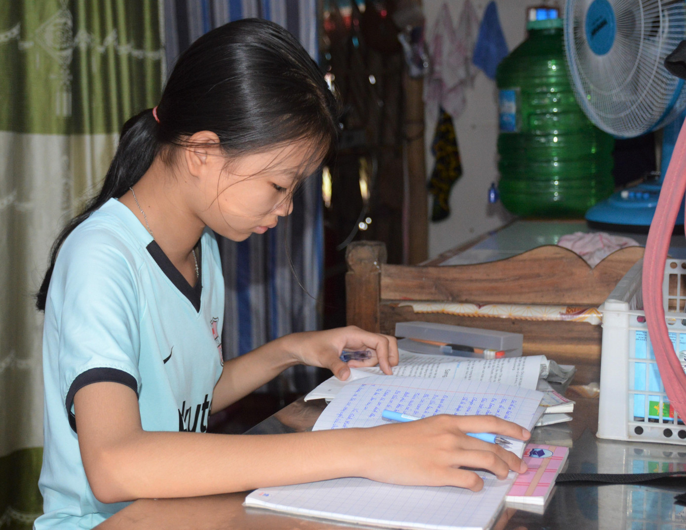 Thấu hiểu sự cực nhọc của mẹ, Nhớ rất chăm chỉ học tập và nhiều năm liền em là học sinh giỏi.