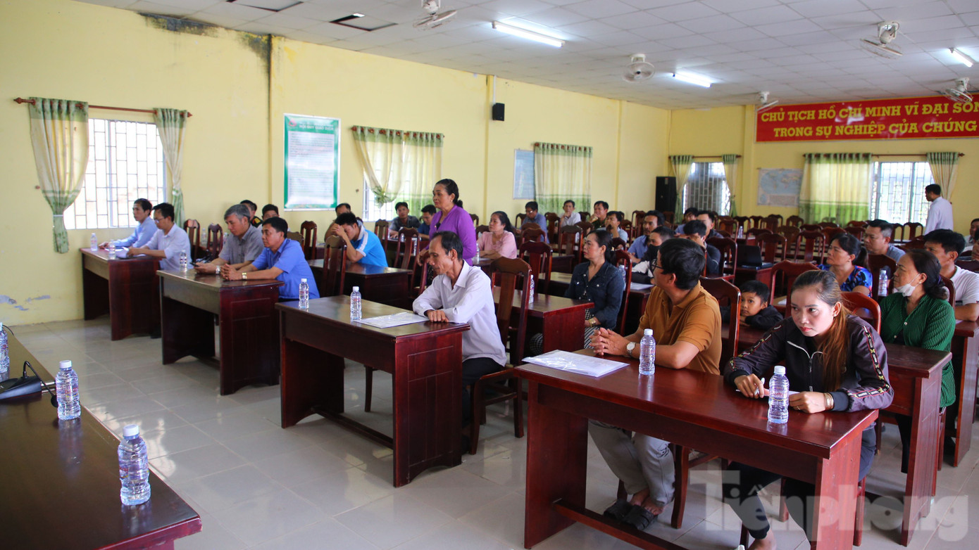 Đại diện một số hộ dân xã Phong Nẫm bày tỏ băn khoăn về tình hình sạt lở khi đối thoại với lãnh đạo tỉnh Sóc Trăng.