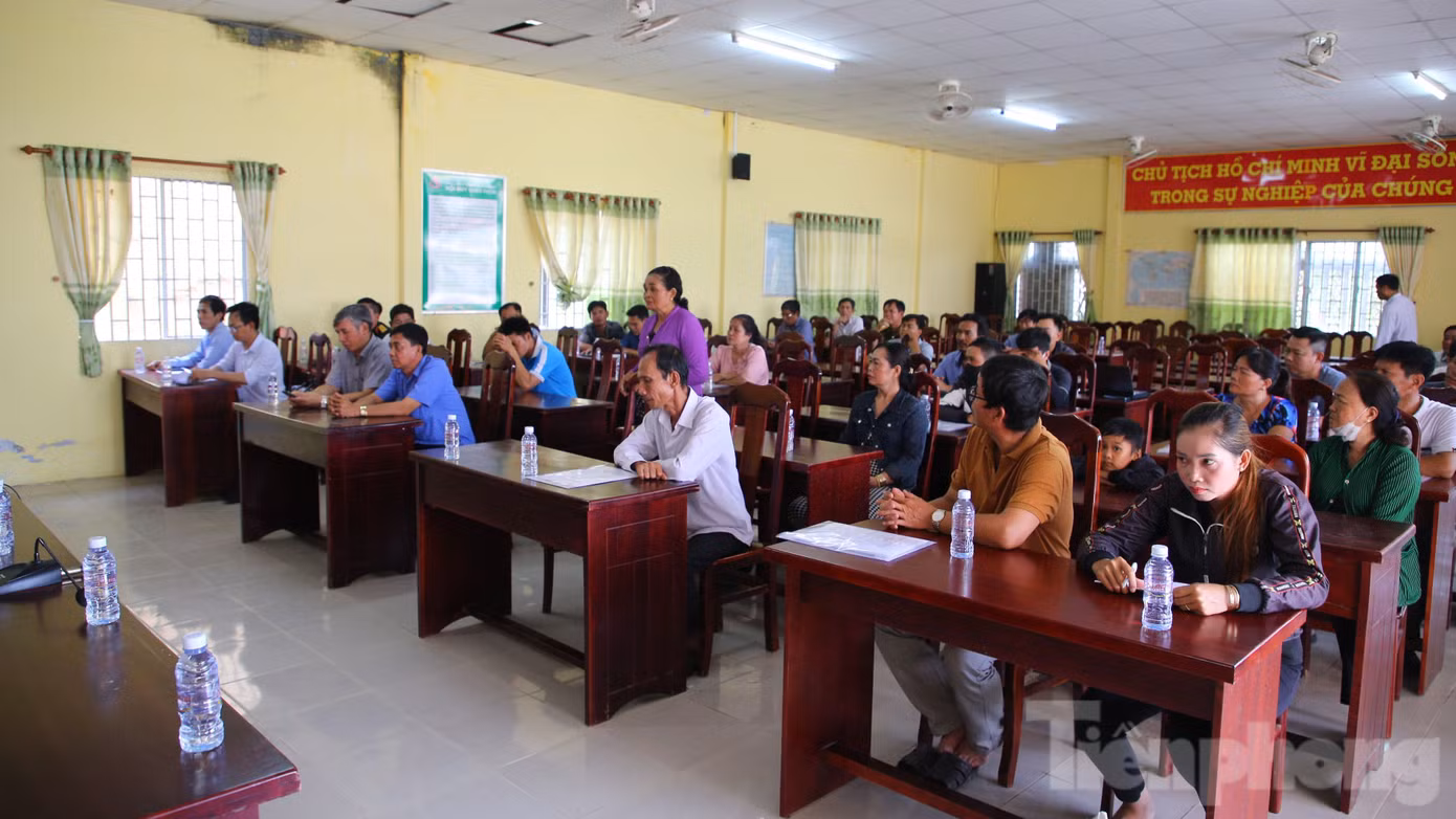 Đại diện một số hộ dân xã Phong Nẫm bày tỏ băn khoăn về tình hình sạt lở khi đối thoại với lãnh đạo tỉnh Sóc Trăng.