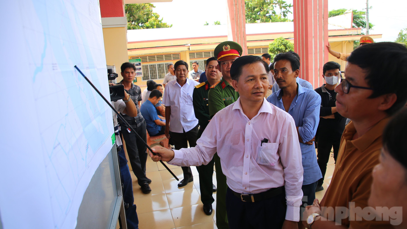 Chủ tịch UBND tỉnh Sóc Trăng - ông Trần Văn Lâu trao đổi với người dân xã Phong Nẫm, huyện Kế Sách về tình hình khai thác cát. Ảnh: Nhật Huy