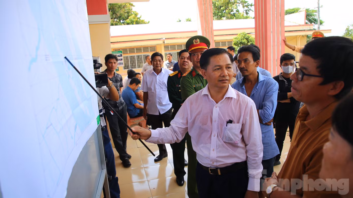 Chủ tịch UBND tỉnh Sóc Trăng - ông Trần Văn Lâu trao đổi với người dân xã Phong Nẫm, huyện Kế Sách về tình hình khai thác cát. Ảnh: Nhật Huy