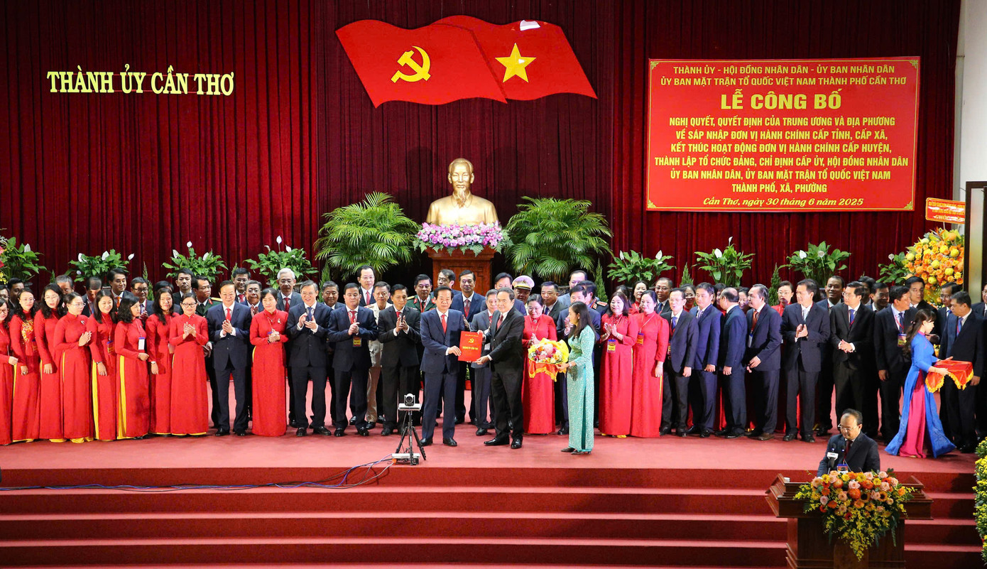 Chủ tịch Quốc hội Trần Thanh Mẫn trao quyết định cho đồng chí Đỗ Thanh Bình - Bí thư Thành uỷ Cần Thơ.