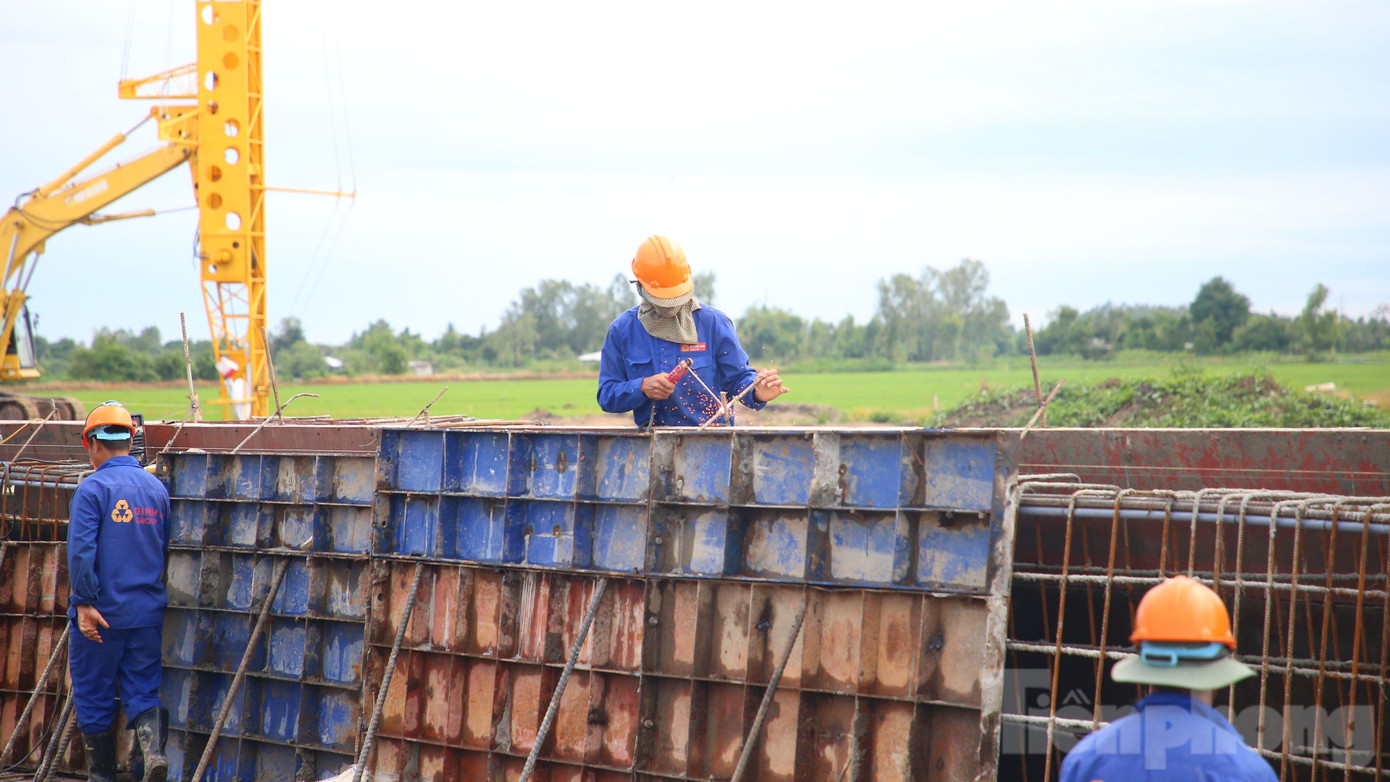 Chủ đầu tư dự án thành phần 2 cho biết, mới đây, tỉnh Tiền Giang đã cam kết hỗ trợ Cần Thơ 3 mỏ cát trên địa bàn tỉnh. Tổng trữ lượng của 3 mỏ trên 4,7 triệu m3. Như vậy dự án cao tốc Châu Đốc - Cần Thơ - Sóc Trăng đã đủ 7 triệu m3 để các nhà thầu thi công. Ảnh: Nhật Huy. Chủ đầu tư dự án thành phần 2 cho biết, mới đây, tỉnh Tiền Giang đã cam kết hỗ trợ Cần Thơ 3 mỏ cát trên địa bàn tỉnh. Tổng trữ lượng của 3 mỏ trên 4,7 triệu m3. Như vậy dự án cao tốc Châu Đốc - Cần Thơ - Sóc Trăng đã đủ 7 triệu m3 để các nhà thầu thi công. Ảnh: Nhật Huy.