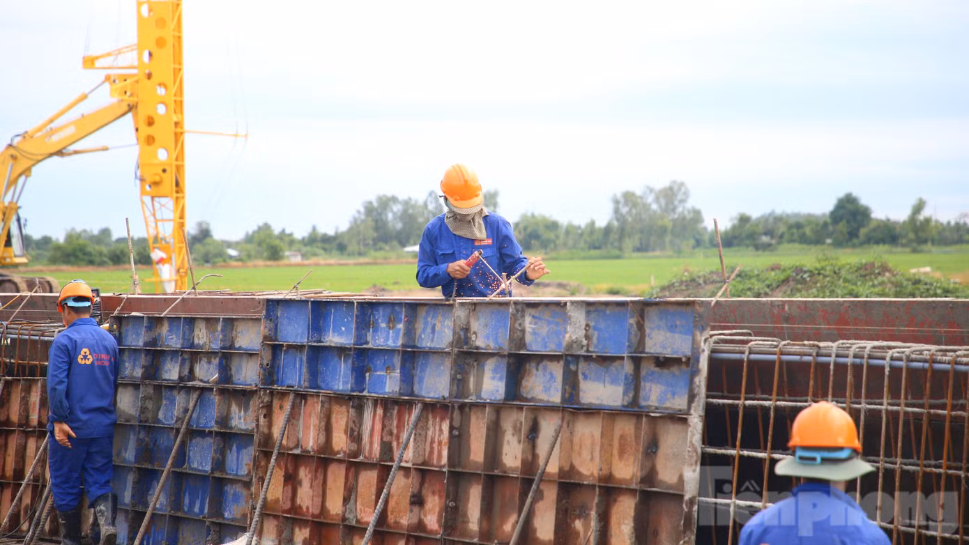Chủ đầu tư dự án thành phần 2 cho biết, mới đây, tỉnh Tiền Giang đã cam kết hỗ trợ Cần Thơ 3 mỏ cát trên địa bàn tỉnh. Tổng trữ lượng của 3 mỏ trên 4,7 triệu m3. Như vậy dự án cao tốc Châu Đốc - Cần Thơ - Sóc Trăng đã đủ 7 triệu m3 để các nhà thầu thi công. Ảnh: Nhật Huy.