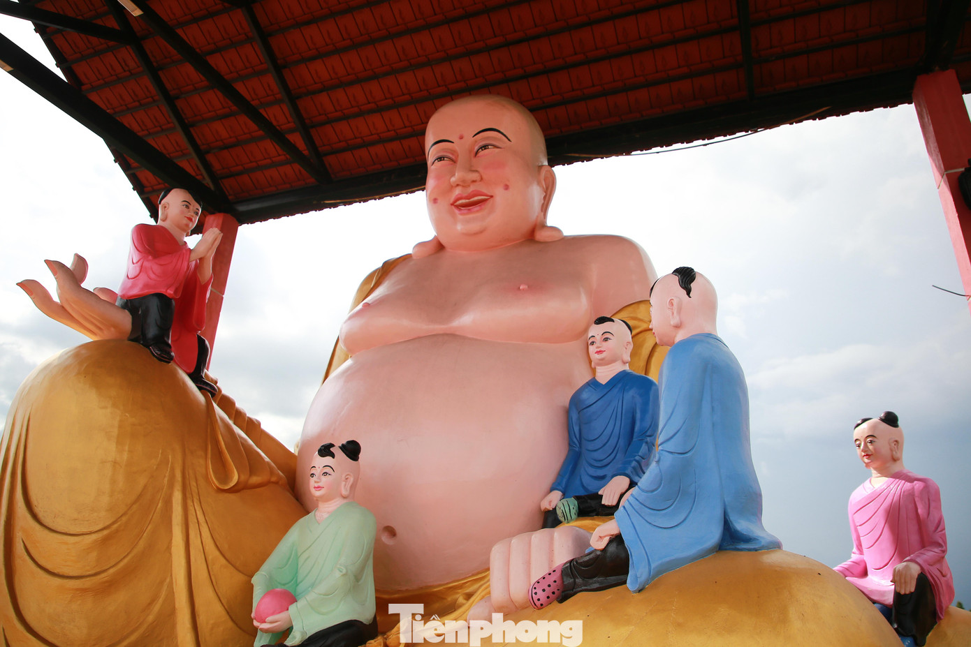 Bên trong khu vui chơi giải trí dựng hình tượng phật. Bên trong khu vui chơi giải trí dựng hình tượng phật.