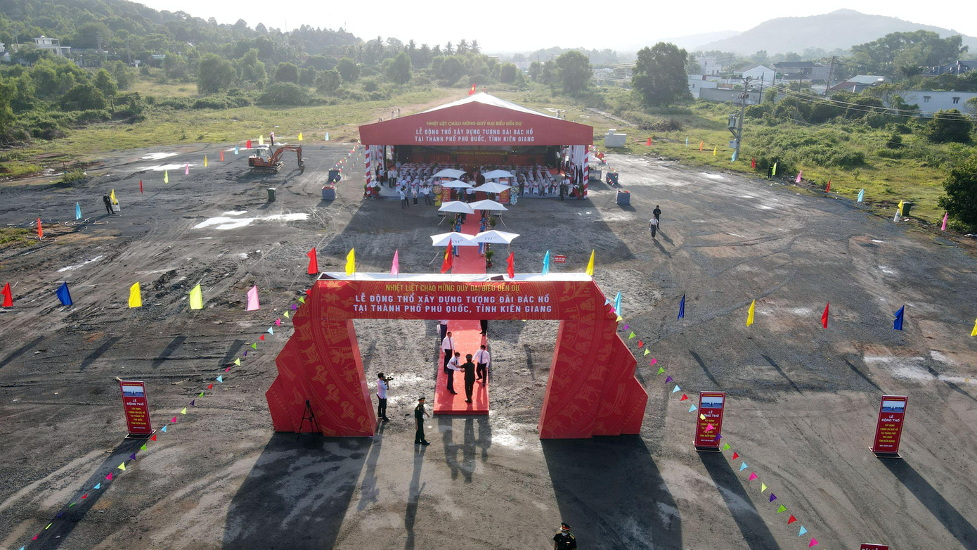 Tượng đài Chủ tịch Hồ Chí Minh và các công trình phụ trợ được xây dựng trên diện tích 1.225 m2.