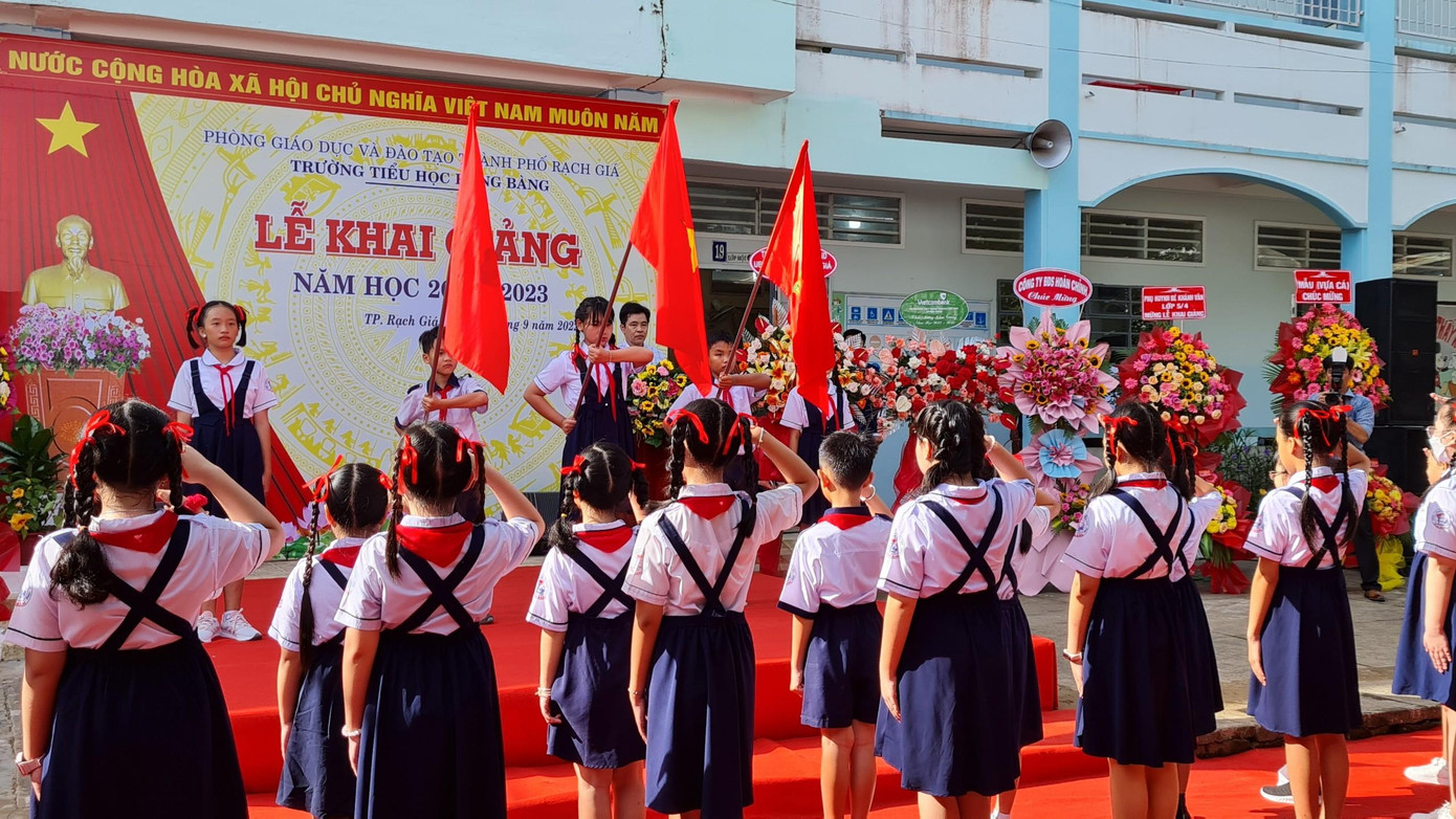 Đây là ngôi trường tổ chức lễ khai giảng sớm nhất trên địa bàn tỉnh Kiên Giang. Đây là ngôi trường tổ chức lễ khai giảng sớm nhất trên địa bàn tỉnh Kiên Giang.