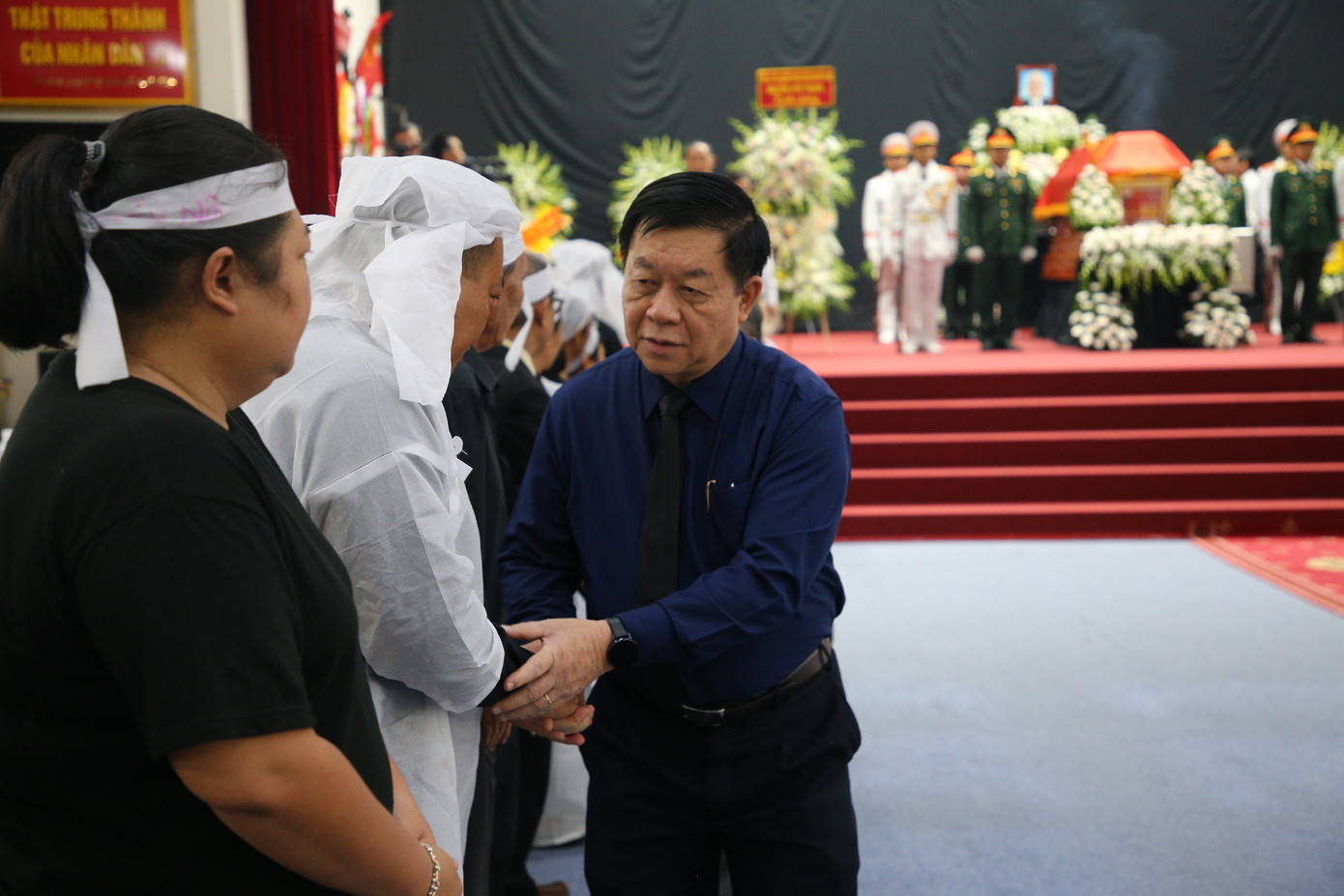 Trưởng ban Tuyên giáo Trung ương Nguyễn Trọng Nghĩa viếng đồng chí Lê Phước Thọ và chia buồn cùng gia quyến. (Ảnh: Nhật Huy)