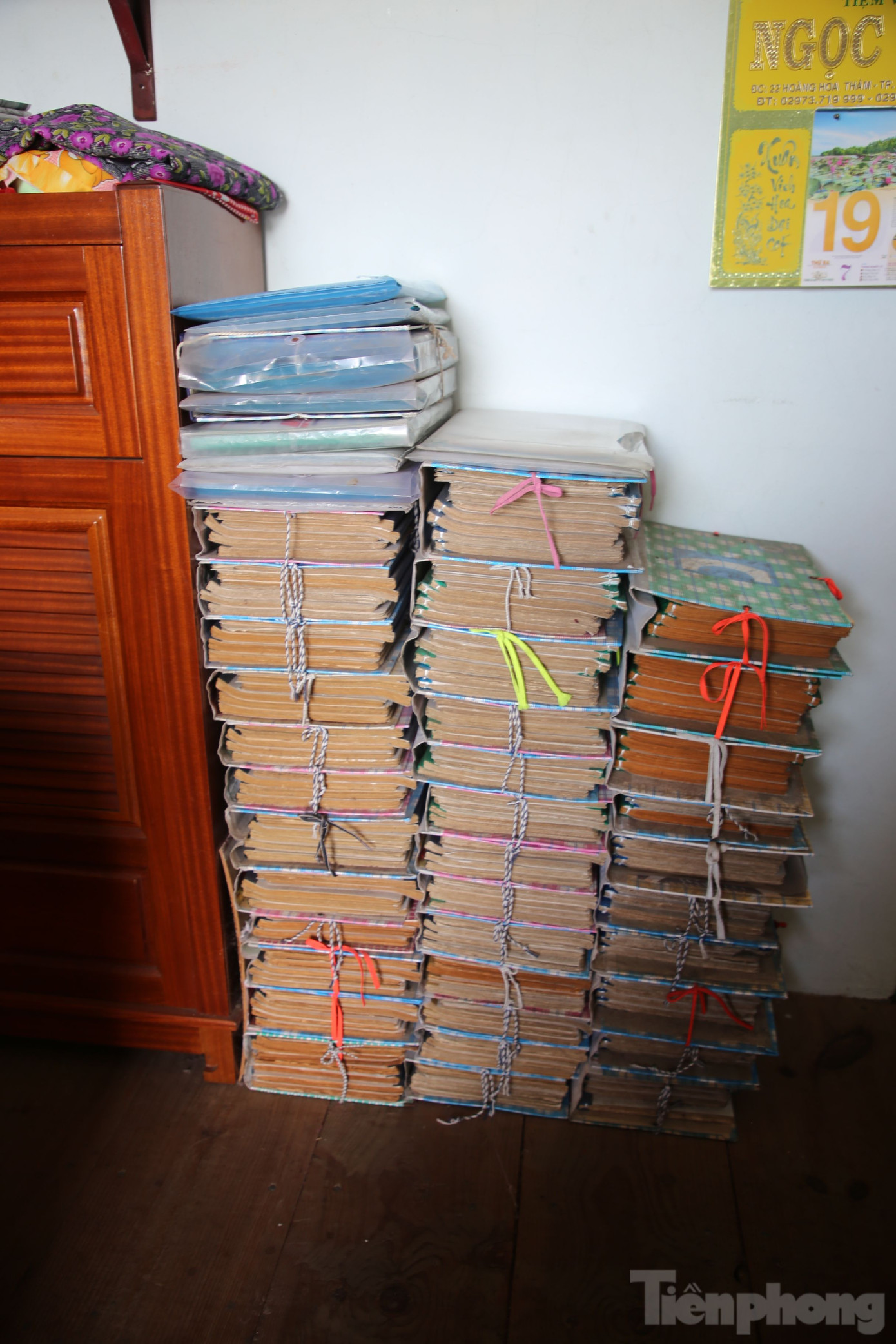 Trong căn gác nhỏ của ngôi nhà đầy ắp tư liệu quý được ông Dụy giữ cẩn thận. Ảnh: Nhật Huy. Trong căn gác nhỏ của ngôi nhà đầy ắp tư liệu quý được ông Dụy giữ cẩn thận. Ảnh: Nhật Huy.