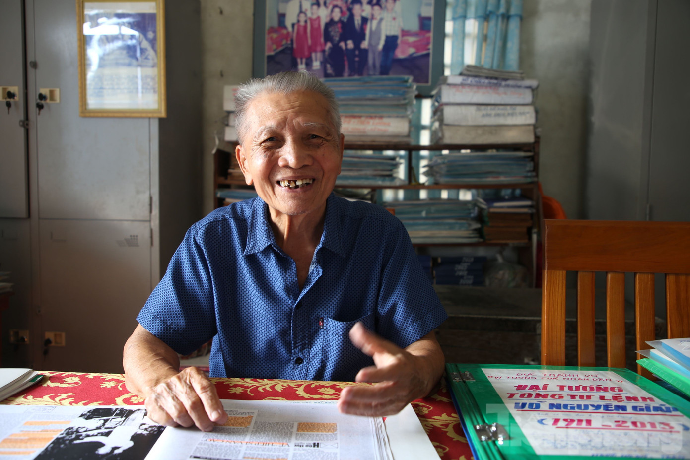 Hiện nay, ông miệt mài tìm kiếm, tham khảo và sẵn sàng “nhín” từ khoản lương hưu ít ỏi của mình để mua báo, tạp chí để tìm hiểu tư liệu về Bác Hồ, Đại tướng Võ Nguyên Giáp. Hiện nay, ông miệt mài tìm kiếm, tham khảo và sẵn sàng “nhín” từ khoản lương hưu ít ỏi của mình để mua báo, tạp chí để tìm hiểu tư liệu về Bác Hồ, Đại tướng Võ Nguyên Giáp.