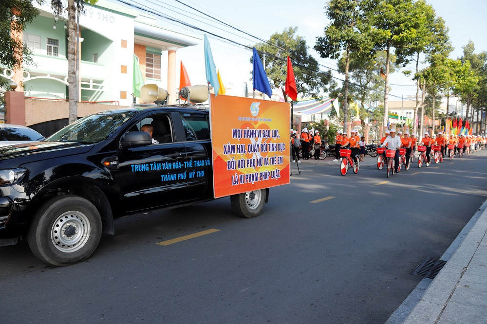 Tuần hành bằng xe đạp trên các tuyến đường. Tuần hành bằng xe đạp trên các tuyến đường.