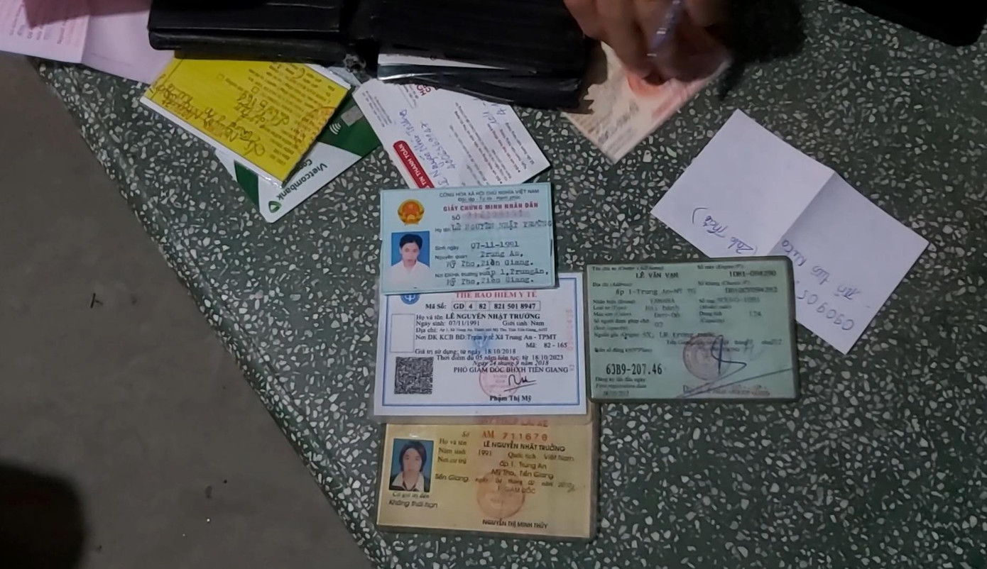 Giấy tờ nam thanh niên để lại trên cầu. Ảnh Châu Thành. Giấy tờ nam thanh niên để lại trên cầu. Ảnh Châu Thành.