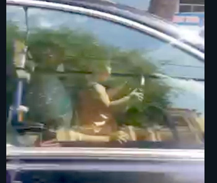 Hình ảnh bé gái ôm vô lăng khi ô tô 4 chỗ đang chạy được quay lại clip.