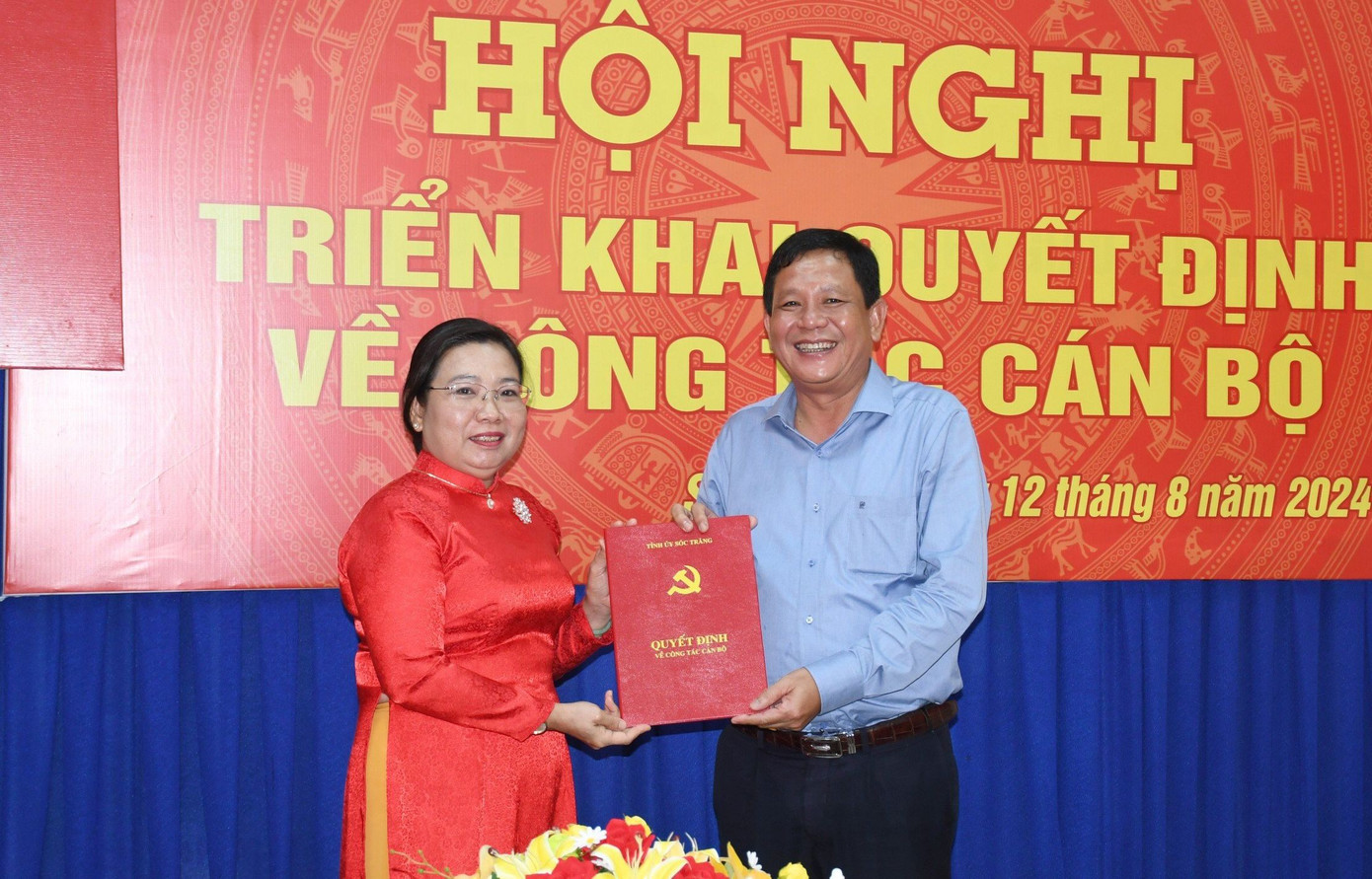 Bà Hồ Thị Cẩm Đào - Phó Bí thư tỉnh ủy, Chủ tịch HĐND tỉnh Sóc Trăng trao quyết định cho ông Dương Sà Kha.