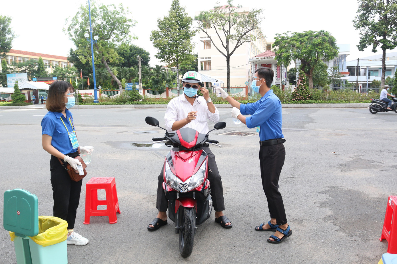 Đo thân nhiệt cho giám thị. Đo thân nhiệt cho giám thị.