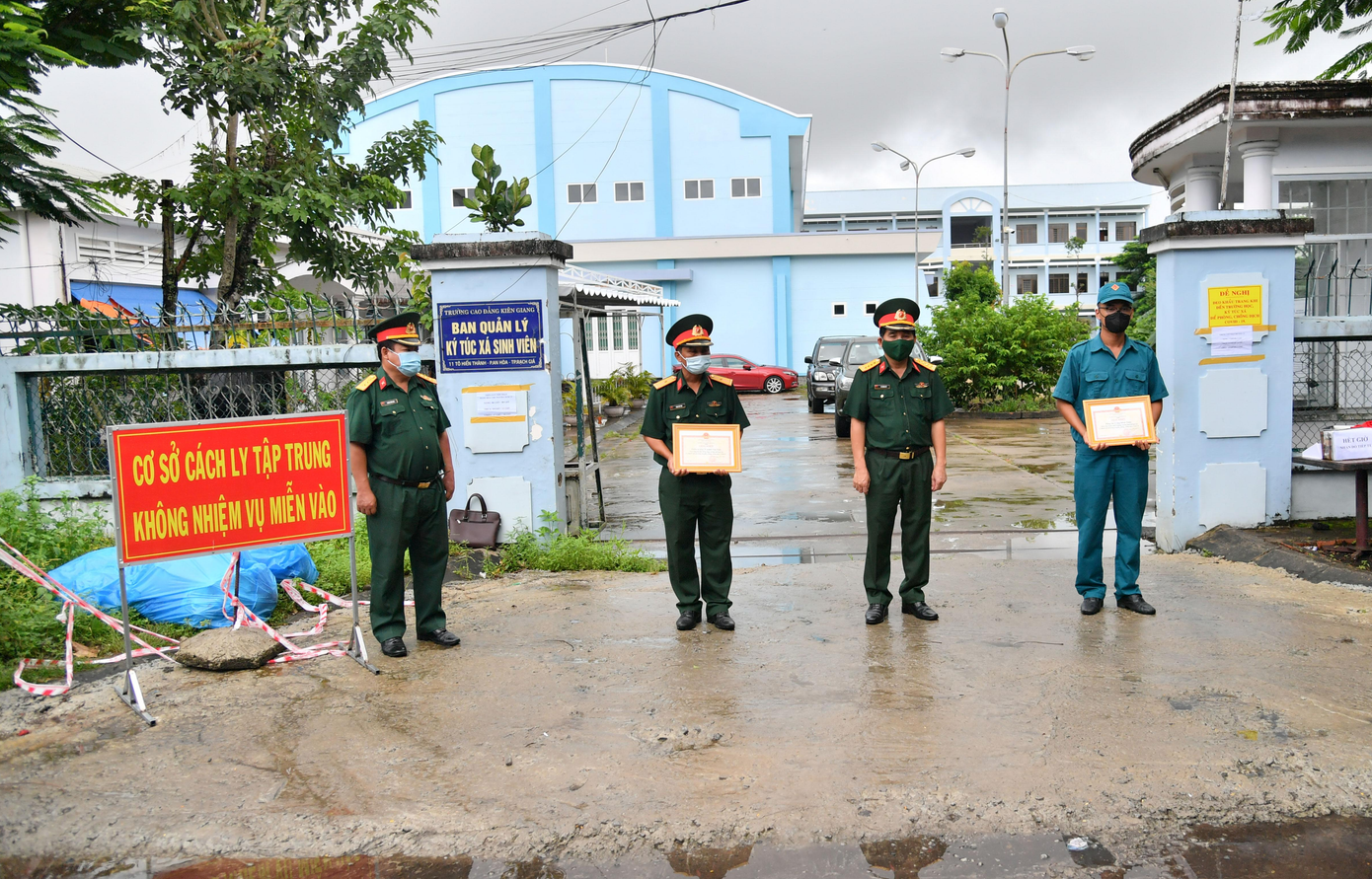 Trước đó, Bộ CHQS tỉnh Kiên Giang cũng đã trực tiếp đến các điểm chốt, khu cách ly trao thưởng đột xuất cho 28 cán bộ, chiến sĩ lực lượng thường trực, lực lượng dân quân tự vệ. Trước đó, Bộ CHQS tỉnh Kiên Giang cũng đã trực tiếp đến các điểm chốt, khu cách ly trao thưởng đột xuất cho 28 cán bộ, chiến sĩ lực lượng thường trực, lực lượng dân quân tự vệ.