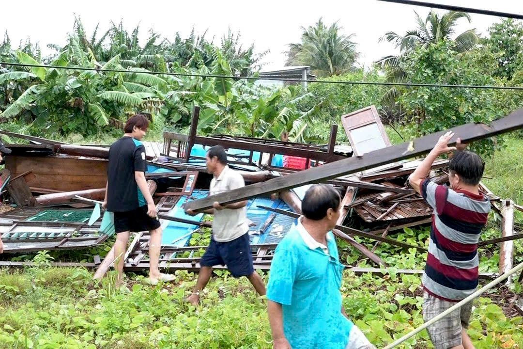 Dông lốc làm 194 căn nhà ở Kiên Giang bị sập và tốc mái.