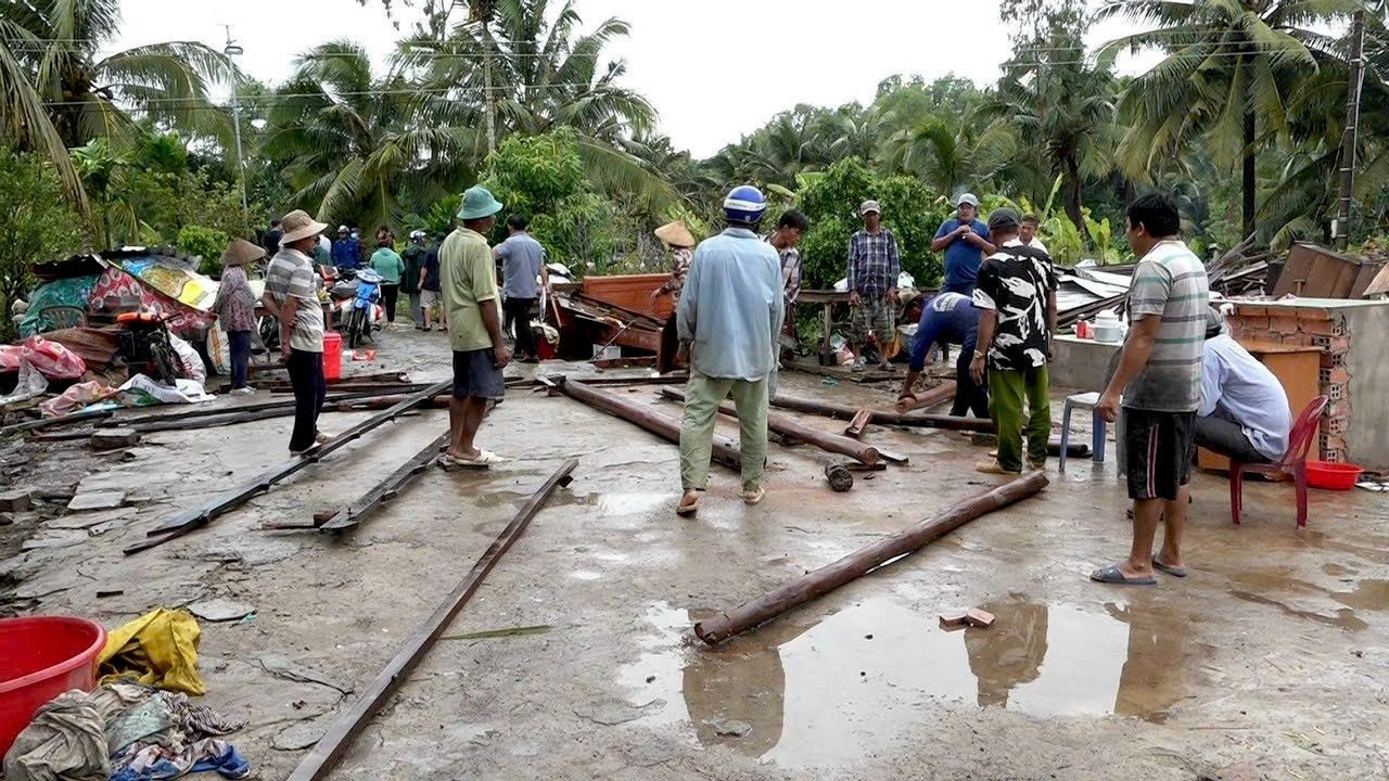 Chính quyền địa phương huy động lực lượng giúp người dân sửa chữa nhà. Ảnh: PV.