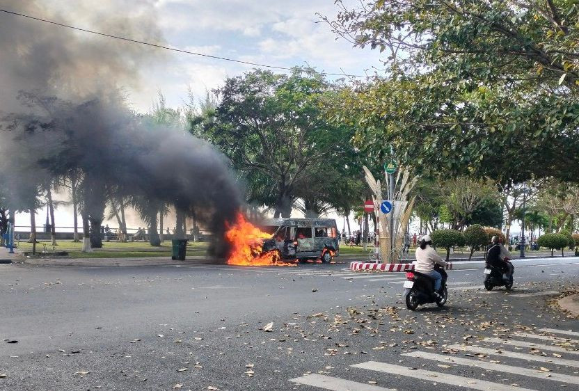 Ô tô 16 chỗ bốc cháy Ô tô 16 chỗ bốc cháy