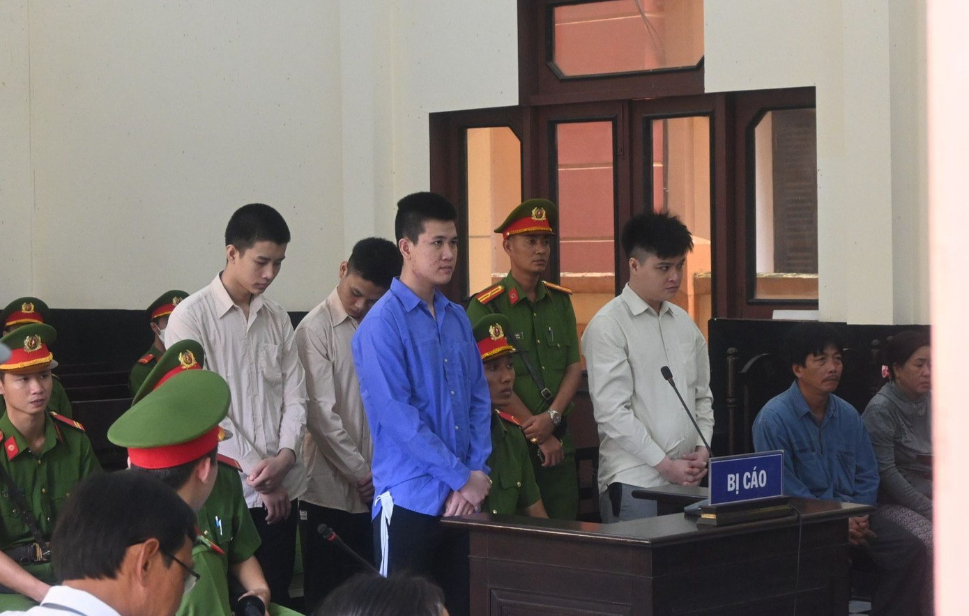 Các bị cáo tại phiên toà. Ảnh: CTV.