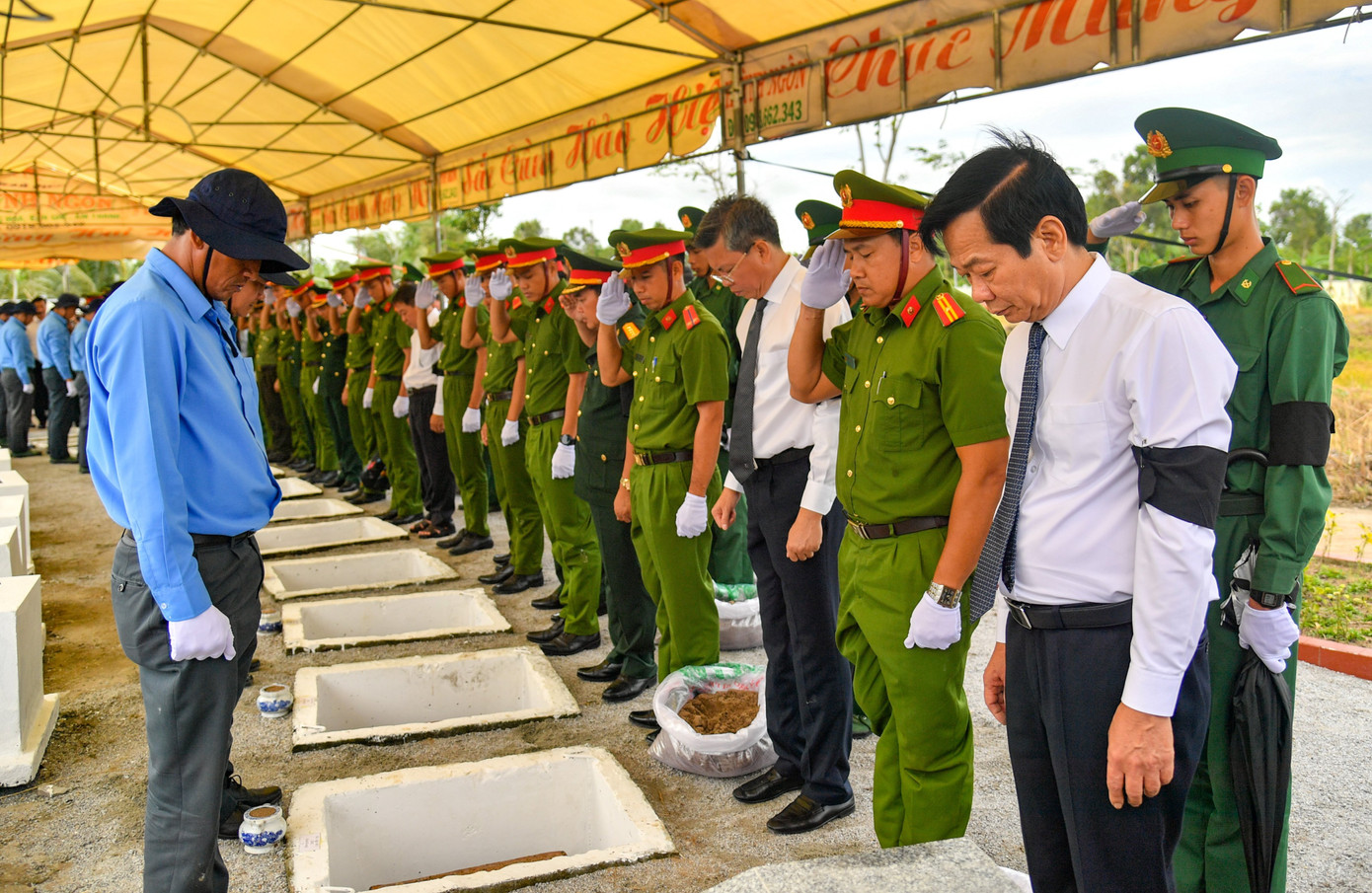 Thực hiện nhiệm vụ tìm kiếm, quy tập hài cốt liệt sĩ ở Campuchia và trên địa bàn tỉnh Kiên Giang trong năm 2022-2023, Đội K92, Bộ Chỉ huy Quân sự tỉnh Kiên Giang đã tìm kiếm, quy tập được 31 hài cốt liệt sĩ (25 hài cốt được quy tập ở Vương quốc Campuchia và 6 hài cốt liệt sĩ được quy tập trong địa bàn tỉnh). Trong ảnh: Lễ truy điệu và an táng hài cốt liệt sĩ.