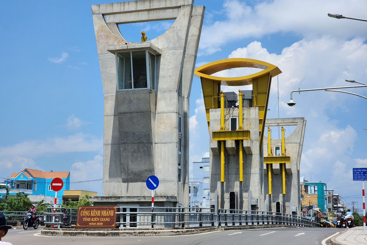 Hạng mục xây dựng cống kênh Nhánh, cống rạch Tà Niên thuộc Dự án đầu tư xây dựng công trình kiểm soát mặn ven biển Tây trên địa bàn TP. Rạch Giá và các huyện Châu Thành, Kiên Lương có sai phạm. Trong ảnh: Cống kênh Nhánh (TP. Rạch Giá).