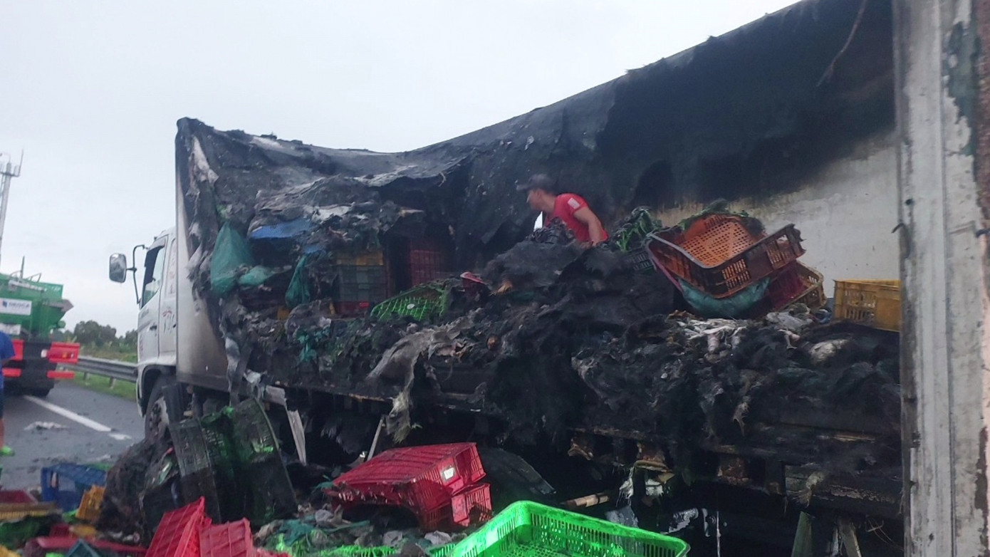 Xe tải chở ếch và ba ba bị lửa thiêu rụi phần thùng xe và hàng hóa. Ảnh: Thảo Vy. Xe tải chở ếch và ba ba bị lửa thiêu rụi phần thùng xe và hàng hóa. Ảnh: Thảo Vy.