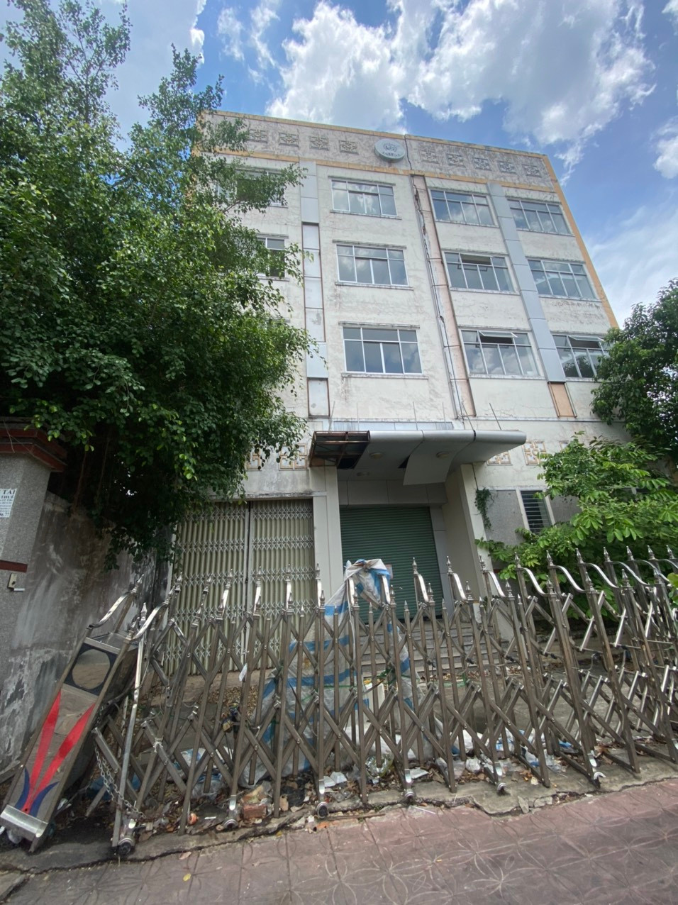 Toà nhà cao 4 tầng trụ sở Liên đoàn Lao động TP. Cần thơ tọa lạc tại số 71B, đường Hùng Vương, phường Thới Bình, quận Ninh Kiều, xuống cấp nghiêm trọng và bị bỏ hoang từ nhiều năm nay.