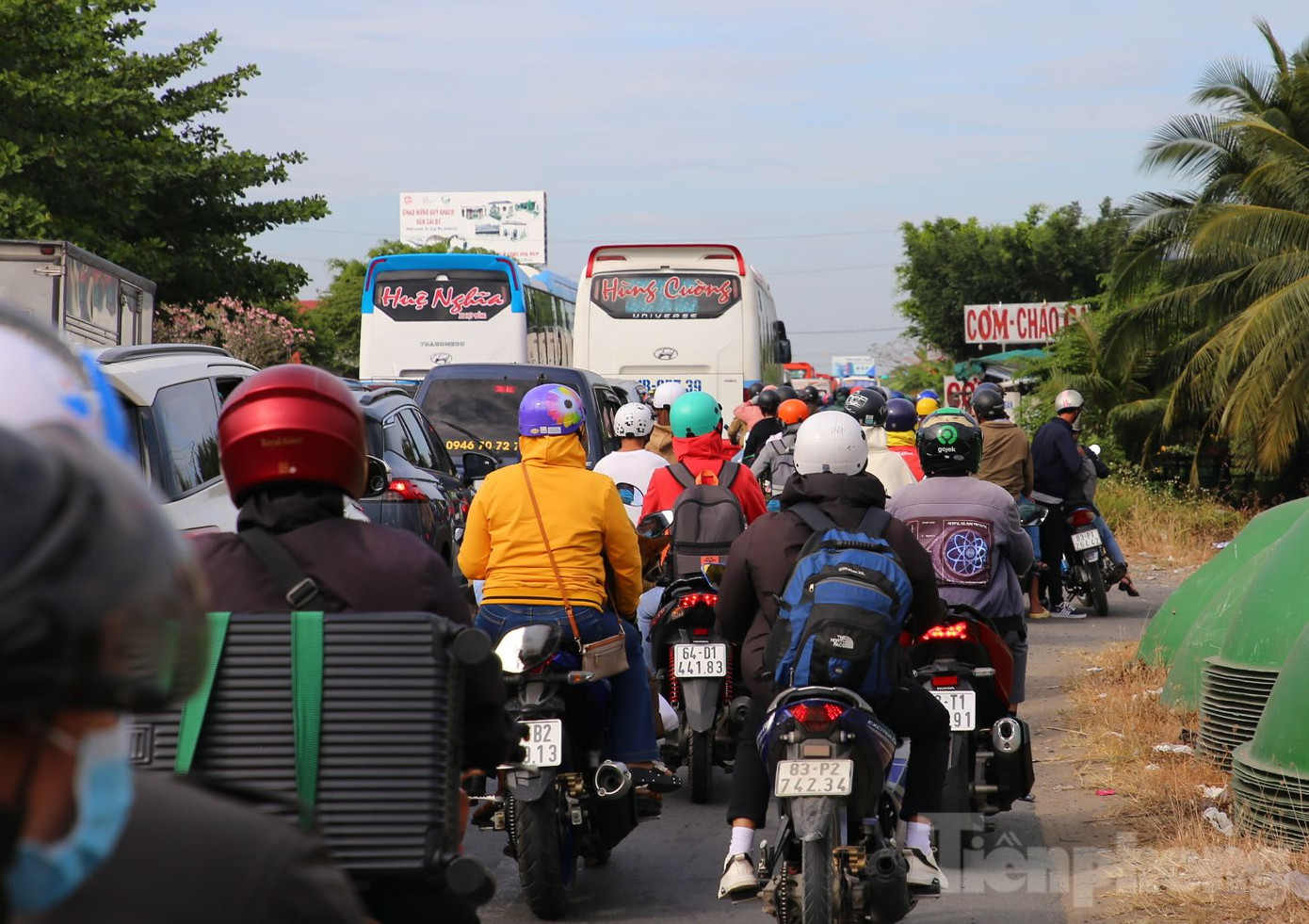 Tuyến quốc lộ 1, đoạn qua địa bàn huyện Cái Bè và huyện Cai Lậy (Tiền Giang), một số nơi bị ùn tắc, xe di chuyển từng chút. Tuy nhiên chưa có tình trạng kẹt xe kéo dài. Ảnh: Nhật Huy.