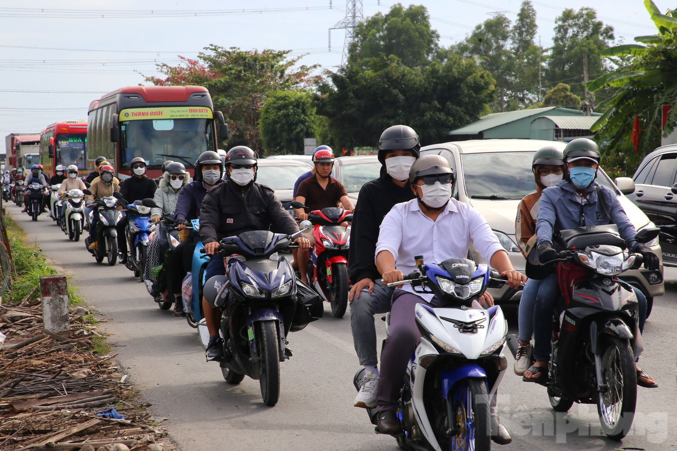 Dòng người từ các tỉnh miền Tây đổ về TPHCM sau kỳ nghỉ Tết Quý Mão.